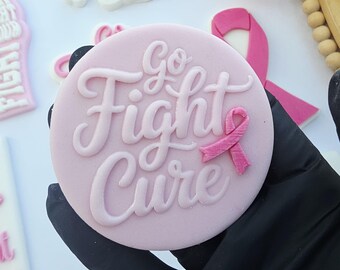 Go, Fight, Cure, timbro e taglierina per fondente con scritta "Go, Fight, Cure", debosser acrilico per biscotti e cupcake.