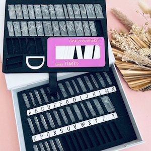 Conjunto de fuentes combinadas de script, impresión acrílica, relieve, fondant y sello
