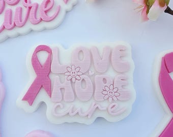 Timbro e taglierina per fondente "Love, Hope, Cure" con la scritta "Breast Cancer" (Amore, Speranza, Cura), in acrilico, per biscotti e cupcake.