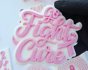 Go, Fight, Cure, timbro e taglierina per fondente con scritta "Go, Fight, Cure", debosser acrilico per biscotti e cupcake.