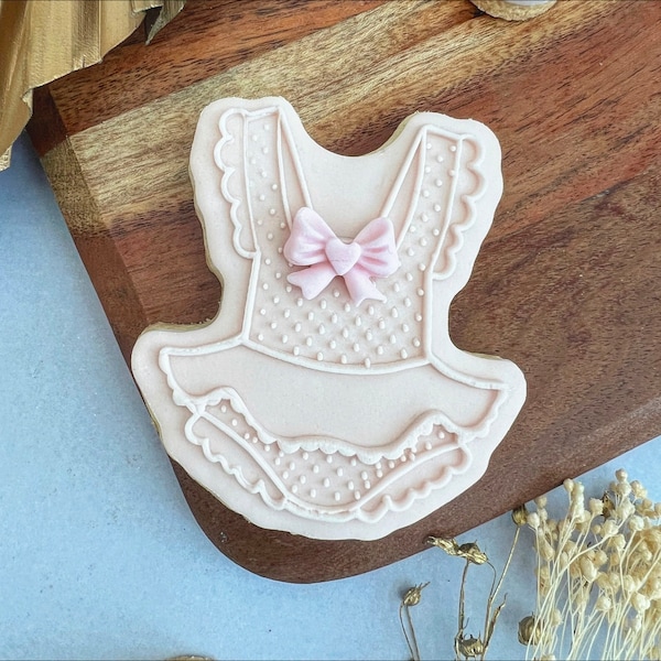 Embosseur pour robe de bébé et emporte-pièce combinés, tampon fondant acrylique, embosseuse pour biscuits, cupcakes et embosseuse pour décoration de gâteaux