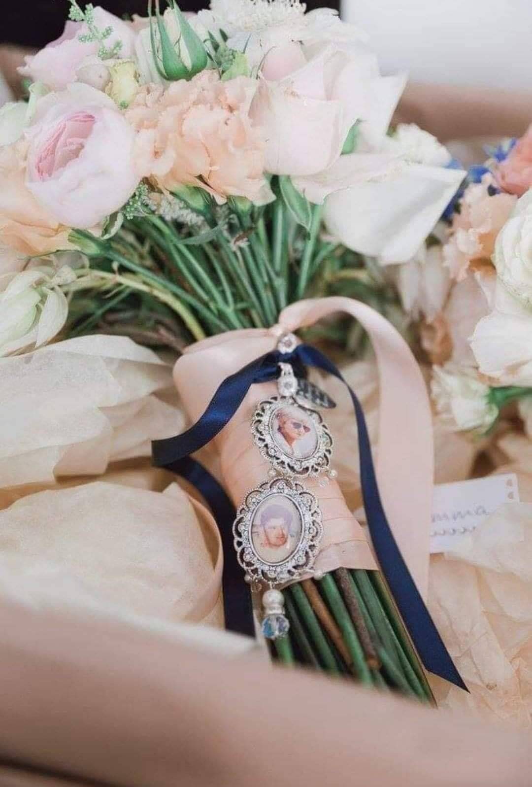 Doble foto ramo encanto borde de encaje Rhinestone memoria foto encanto boda memorial ramo posy novia encanto dos fotos recuerdo colgante