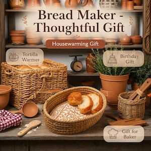Puede incluir: Una colecci&oacute;n de art&iacute;culos de cocina que incluye una cesta tejida rectangular, una cesta tejida ovalada con pan en rodajas, una maceta de terracota con vegetaci&oacute;n, una cuchara de madera, un pa&ntilde;o a cuadros rojo y blanco y una tabla de cortar de madera.