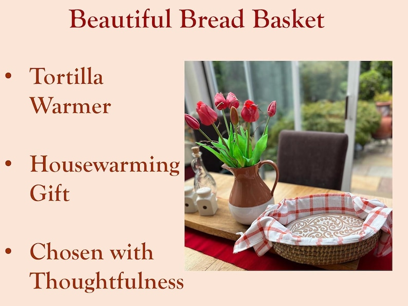 Puede incluir: Una cesta de pan tejida redonda forrada con un pa&ntilde;o blanco con un patr&oacute;n de cuadr&iacute;cula roja. El texto en la imagen dice Beautiful Bread Basket, Tortilla Warmer, Housewarming Gift y Chosen with Thoughtfulness en color rojo oscuro.