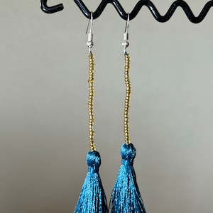 Blue dangling pearl and thread earrings