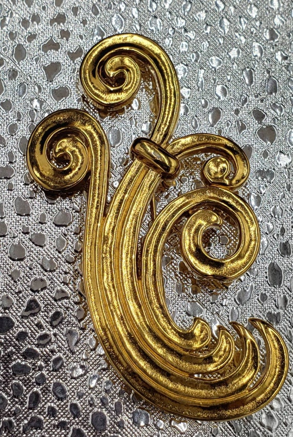Lovely Broach Monet Brand Pin W/Swirls Shiny Gold 