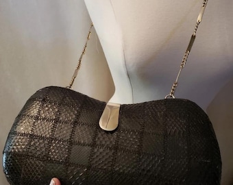 Bolso bandolera vintage de piel de serpiente negra con herrajes dorados y cadena, bolsillo y forro.
