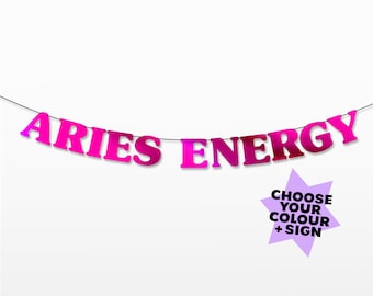 Könnte beinhalten: Rosa-lilafarbener "ARIES ENERGY" Banner mit einem lilafarbenen Stern, auf dem "CHOOSE YOUR COLOUR + SIGN" steht, der an einem weißen Hintergrund hängt.