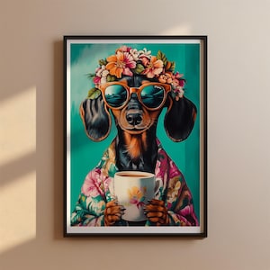 Pode incluir: Um dachshund usando &oacute;culos de sol e uma coroa de flores segura uma x&iacute;cara de caf&eacute;. O c&atilde;o est&aacute; vestindo uma camisa floral colorida e est&aacute; em um fundo azul esverdeado.