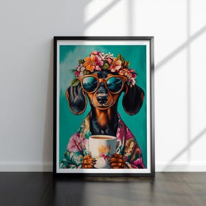 Pode incluir: Um dachshund usando &oacute;culos de sol e uma coroa de flores segura uma caneca de caf&eacute; branca com um design floral. O c&atilde;o est&aacute; vestindo uma camisa havaiana colorida e est&aacute; em um fundo azul esverdeado.