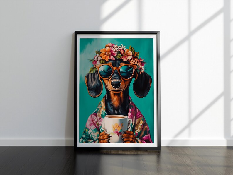 Pode incluir: Um dachshund usando &oacute;culos de sol e uma coroa de flores segura uma caneca de caf&eacute; branca com um design floral. O c&atilde;o est&aacute; vestindo uma camisa havaiana colorida e est&aacute; em um fundo azul esverdeado.