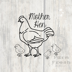 以下が含まれることがあります： 母鶏と3羽のひよこの白黒の線画イラスト。母鶏の上に「Mother Hen」という文字、ひよこの下に「Farm Fresh Digitals」という文字が書かれている。