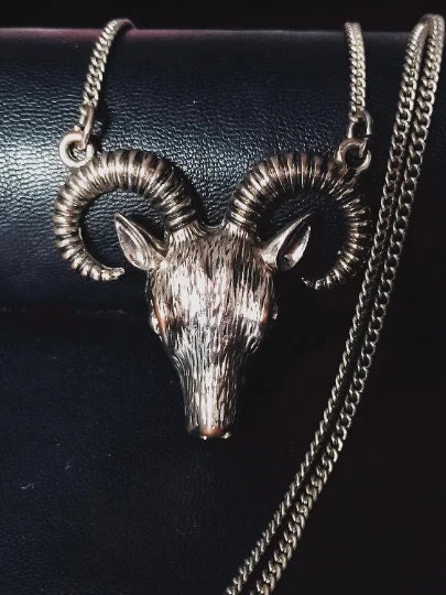Collana con ciondolo baphomet occhio rosso diavolo satana testa di capra pent