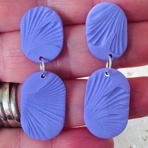 Boucles d’oreilles chatoyantes lilas imprimées de Ginkgo