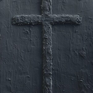 Peut inclure: Une croix en bois textur&eacute;e de couleur gris fonc&eacute;, peinte en gris fonc&eacute;. La croix est plac&eacute;e sur un fond textur&eacute; gris fonc&eacute;.