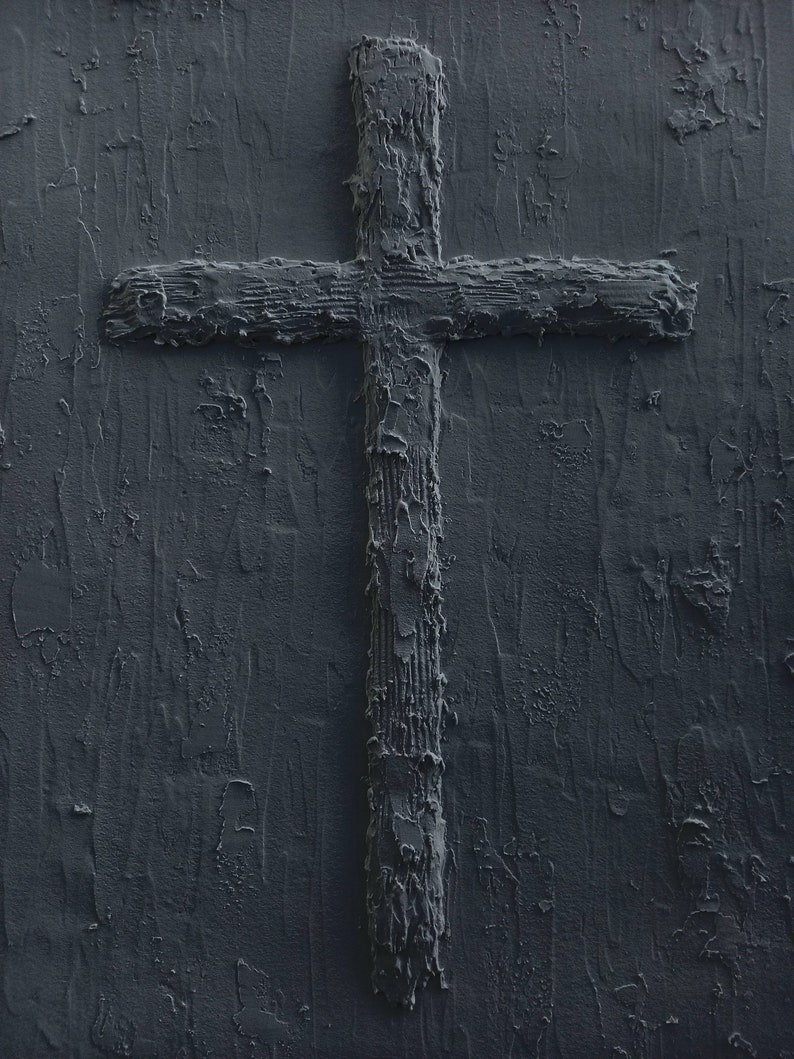 Peut inclure: Une croix en bois textur&eacute;e de couleur gris fonc&eacute;, peinte en gris fonc&eacute;. La croix est plac&eacute;e sur un fond textur&eacute; gris fonc&eacute;.