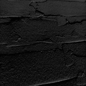Puede incluir: Primer plano de una superficie texturizada gris oscuro con un aspecto rugoso, irregular y ligeramente abultado. La superficie tiene un brillo sutil y parece estar hecha de hormig&oacute;n o yeso.