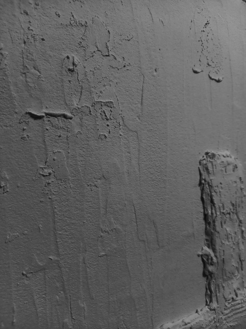 Peut inclure: Gros plan sur un mur gris textur&eacute; avec une surface rugueuse et irr&eacute;guli&egrave;re. Le mur pr&eacute;sente un motif vertical avec des zones plus textur&eacute;es que d'autres.