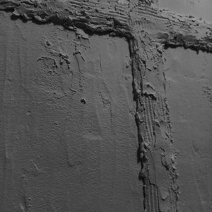 Peut inclure: Gros plan sur un mur gris textur&eacute; avec un motif de croix en relief. La croix est faite du m&ecirc;me mat&eacute;riau que le mur, mais elle est en relief et a une texture rugueuse.