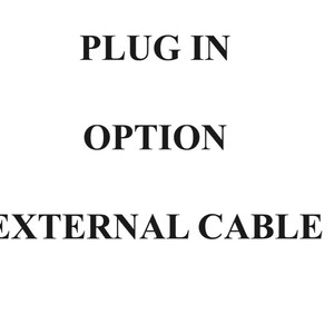 Pode incluir: Fundo branco com texto preto: «PLUG IN OPTION EXTERNAL CABLE». O texto está centralizado e em negrito, fonte sem serifa. Imagem simples e limpa.