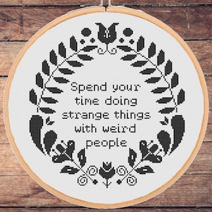Grappig snarky kruissteekpatroon: vreemde dingen doen met rare mensen snarky sarcastische zwart-wit eenvoudige beginner (pdf-download)