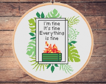 Puede incluir: Un aro de bordado blanco con un diseño de hojas tropicales verdes y amarillas que rodea un rectángulo blanco con el texto "I'm fine It's fine Everything is fine" y un contenedor de basura verde con llamas naranjas en la parte superior.