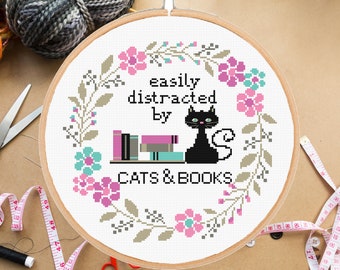 Schema per punto croce "Facilmente distratto da gatti e libri": citazione moderna, divertente, sarcastica e ironica per amanti dei gatti (download PDF)