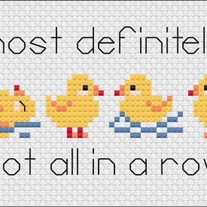 Puede incluir: Un patr&oacute;n de punto de cruz sobre tela Aida blanca con cuatro patitos amarillos en varias posiciones, algunos en agua azul, con el texto negro "most definitely" arriba y "not all in a row" debajo de los patos.
