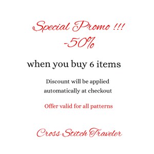 Op de afbeelding: Rode tekst op een witte achtergrond: "Special Promo !!! -50% bij aankoop van 6 artikelen. De korting wordt automatisch bij het afrekenen toegepast. Aanbieding geldig voor alle patronen. Cross Stitch Traveler"