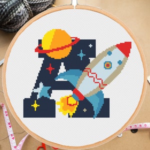 Patrón de punto de cruz moderno con monograma de la letra A, nombre personalizado en punto de cruz, cohete espacial, patrón en PDF n.° 99, descarga instantánea