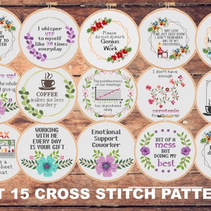 Op de afbeelding: Set van 15 kruissteekpatronen met grappige en herkenbare citaten over werk, koffie en het leven. Elk patroon wordt weergegeven op een witte borduurring met kleurrijke bloemmotieven.