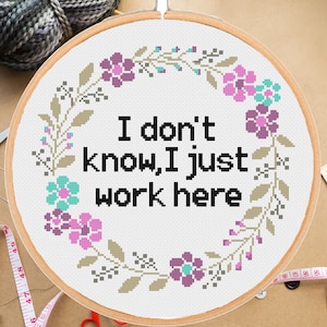 Patrón de punto de cruz de oficina divertido: "No sé, solo trabajo aquí", punto de cruz floral fácil para un compañero de trabajo, gerente contable sarcástico (descarga en PDF)