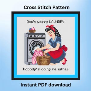 Puede incluir: Patrón de punto de cruz con una mujer con un vestido rojo y azul de pie junto a una lavadora. El texto dice "No te preocupes LAUNDRY Nadie me hace esto tampoco".