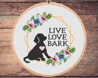 Patrón de punto de cruz de perro divertido: Vive, ama, ladra, pata floral (Descarga PDF)