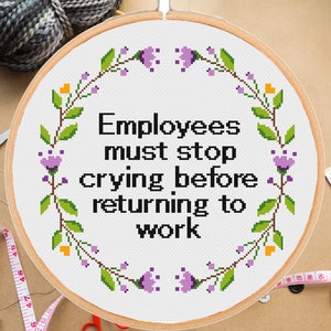 Patrón de punto de cruz de oficina divertido: los empleados deben dejar de llorar. Compañero de trabajo floral sarcástico. Moderno y fácil. Colegas Xstitch (PDF).