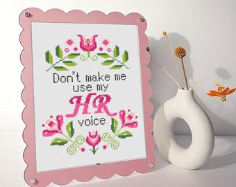 Non costringermi a usare la mia voce delle risorse umane - Schema per punto croce, divertente, sarcastico, facile, floreale, collega, risorse umane, moderno - download PDF