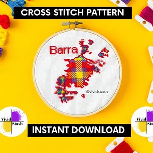 Puede incluir: Un patrón de punto de cruz del mapa de la isla de Barra, con detalles de punto de cruz rojos, amarillos y azules dentro de un bastidor de bordado de madera. La palabra "Barra" está encima del mapa. Los textos "Cross Stitch Pattern" e "Instant Download" también son visibles.