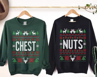 Op de afbeelding: Twee kersttruien. Eén is donkergroen met het woord "CHEST" in het wit, en de andere is zwart met het woord "NUTS" in het wit. Beide hebben een feestelijk patroon van bomen, klokken, sneeuwvlokken en rendieren.