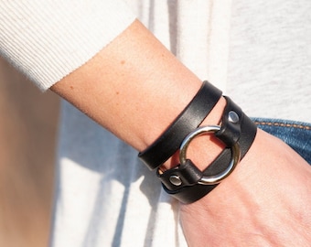 Bracelet manchette en cuir fait main avec emballage empilable noir + anneau chromé