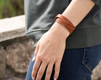 Pulsera de cuero personalizada de triple vuelta – Brazalete grabado a medida
