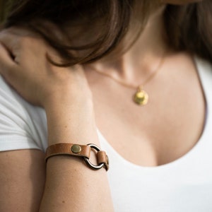 Ring Lederarmband: Nussbaum & Messing antik, Gedenkschmuck