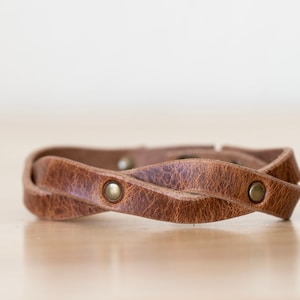 Pulsera de cuero personalizada: nogal rústico, latón antiguo
