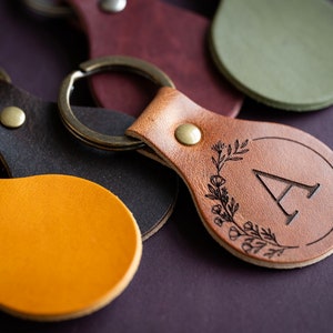 Porte-clés en cuir monogrammé - Porte-clés rond personnalisé - Porte-clés initial personnalisé - Cadeau pour elle ou pour lui - Expédition le lendemain - Fabriqué aux États-Unis