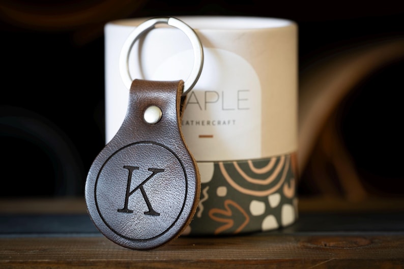 Round leather keychain with monogram engraving, designed for men. Handmade from full-grain vegetable-tanned leather with solid brass hardware. Personalized gift for him, perfect for Father's Day, groomsmen gifts, or everyday carry. Rustic and masculine style, custom made by Maple Leathercraft.