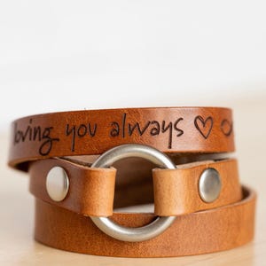 Gedenkring Lederarmband - Personalisierte Andenken Manschette - Individuell graviert - Verstellbare Verpackung - Handgemacht in den USA