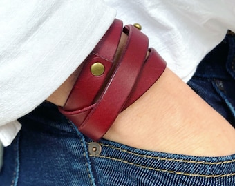 Pulsera de envoltura de cuero hecha a mano - Puño estilo Boho - Cuero rojo burdeos + Latón antiguo - Regalo personalizado para ella - Pulsera para hombre para mujer