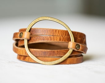 Wrap bracelet en cuir pour femme | Manchette bohème à plusieurs rangs | Noyer rustique + laiton antique | Bijoux faits main, cadeau personnalisé pour elle