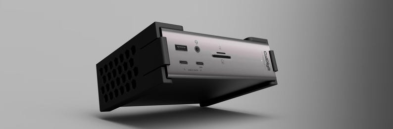 K&ouml;nnte beinhalten: Ein silbernes und schwarzes Computergeh&auml;use mit mehreren Anschl&uuml;ssen und einem wabenf&ouml;rmigen L&uuml;fter. Das Geh&auml;use hat ein schlankes, modernes Design mit dem Wort "Chopova" auf der Seite.