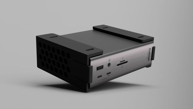 K&ouml;nnte beinhalten: Ein silbernes und schwarzes Computergeh&auml;use mit mehreren Anschl&uuml;ssen und einem wabenf&ouml;rmigen L&uuml;ftungsdesign. Das Geh&auml;use hat zwei schwarze Halterungen oben und der Markenname "ColdCraft" ist auf der Seite sichtbar.