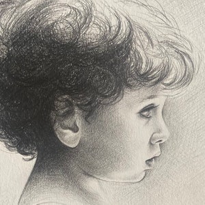 Puede incluir: Un dibujo a l&aacute;piz en blanco y negro de una persona joven con el pelo corto y rizado. La persona mira hacia la derecha y tiene una expresi&oacute;n seria en su rostro.